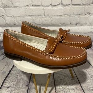 Bass “Romana” British Tan leather slip on loafer | Sz6.5 | Half bow detail